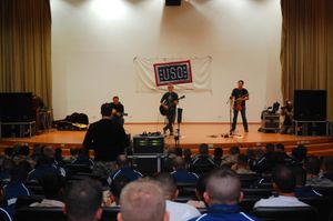 2008년 1월 미국 군 장병을 위해 공연하는 옐로카드