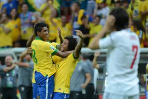 파울리뉴는 2013년 FIFA 컨페더레이션스컵에서 우승을 축하했다.