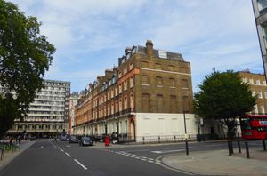 러셀 스퀘어 남쪽에는 52번가부터 60번가까지 19세기에 지어진 건물들이 있으며, 이 건물들은 2등급으로 지정되어 있다.