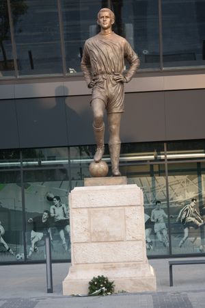 1967년 발롱도르 수상자 플로리안 알버트(1941–2011)의 주 출입구 앞 동상