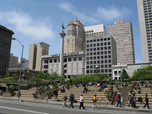 2011년, 광장 주변 백화점들