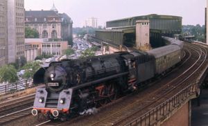 1973년 서부로 가는 열차와 함께 출발하는 DR 01.5형