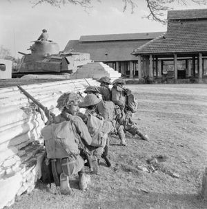 제19 인도 보병 사단의 군인들과 리 전차가 1945년 3월 9일부터 10일까지 만달레이 시가전에서 전투 중이다.