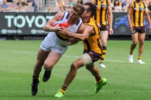 로리 레어드가 루크 호지의 태클을 뚫으려 시도한다.