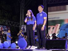 대통령 선거에 출마한 파키아오와 지원하는 아내 징키 (2022년)