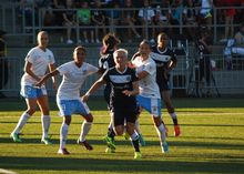 도밍게스(왼쪽에서 두 번째)가 2013년 7월 25일 워싱턴주 투킬라에서 시애틀 레인 FC와의 경기에서 시카고 레드 스타스 소속으로 뛰고 있다.