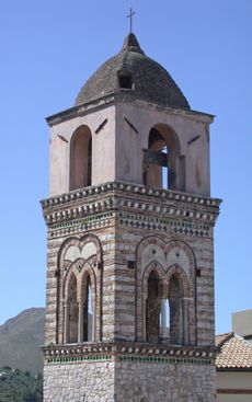 산타 마리아 마조레의 파괴된 교회의 종탑.