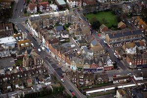 스테이션 로드와 세인트 밀드레드 로드가 교차하는 웨스트게이트 시내 중심가