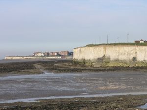 멀리서 보이는 웨스트게이트온시, 인접한 마을 버싱턴온시에서 바라본 풍경