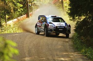 2013년 핀란드 랠리에서 2위를 향해 질주하는 누빌