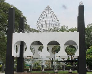 사라왁 영웅 묘소. 시부의 안 누르 모스크 옆에 있으며, 로슬리 도비의 무덤은 사진의 가장 왼쪽에 있다.