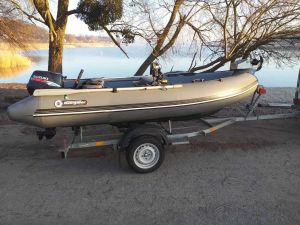 트레일러에 실린 고무보트