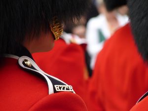 캐나다 데이 기념식에서 견장 계급장을 착용한 연대원