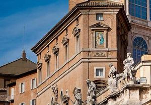 성 베드로 광장에서 본 "교회의 어머니" 모자이크화. 요한 바오로 2세가 설치했다.