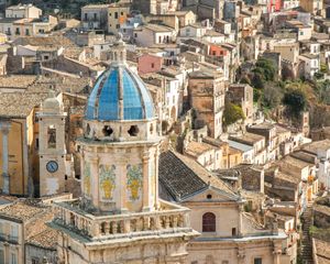 라구사 이블라의 산타 마리아 델리트리아 교회의 종탑의 푸른 돔