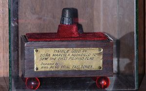 필리핀 국기를 처음으로 바느질하는 데 사용된 골무; 대통령 박물관 및 도서관에 전시되어 있다.