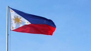 국기 게양대에서 펄럭이는 필리핀 국기