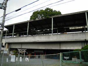 카야시마 역 플랫폼을 관통하는 녹나무 신목과 기슭의 신사