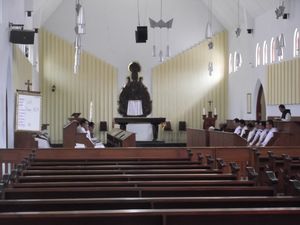 인도네시아 Pertapaan Rawaseneng의 트라피스트 수도사들이 삼시를 기도하고 있다