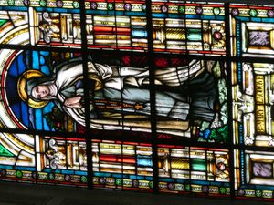아일랜드 클로멜에 있는 마리아 알라코크의 스테인드글라스 이미지