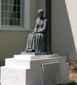 롱펠로의 시 《에반젤린》의 허구의 여주인공 에반젤린의 동상이 루이지애나주 세인트마틴빌에 있다. 이 동상은 배우 돌로레스 델 리오가 기증했으며, 그녀가 포즈를 취하기도 했다. 에드윈 케러웨 감독의 1929년 무성 영화에서 델 리오는 에반젤린 역을 연기했다.