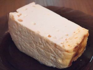 Molozyvo—우크라이나 요리의 전통 음식. 소 초유로 만든 달콤한 치즈이다.