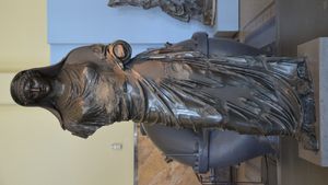 아그리피나를 묘사한 현무암 조각상. 54-59년 제작, 1885년 첼리오 언덕에서 발견.