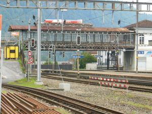 아트-리기 철도의 아트-골다우역 고지대 플랫폼, 아래에는 본선 플랫폼이 있다.