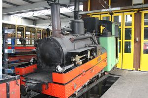 증기기관차 (0-4-2RT). 노선 상부 구간에 전차의 계절별 설치 또는 제거에 사용. 소수의 대중 열차 운행 및 전세 열차에도 이용 가능.