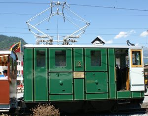 1913년 10월 쉬니게 플라테 노선에서 첫 번째 전차를 시범 운영. 새로 단장하여 그 시기를 대표하는 색상표를 가짐.