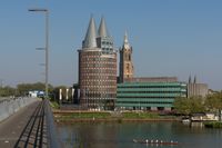 배경에 있는 나탈리니 타워와 대성당