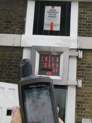 그리니치 천문대의 휴대용 GPS 수신기, 그리니치 자오선이 WGS 84 데이터(IERS 기준 자오선)에서 서쪽으로 0.089 분 (또는 5.34 초)임을 나타낸다.