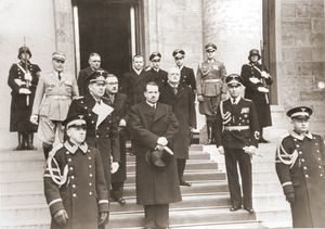 1939년 3월 2일 베를린의 총리 관저 밖의 프란츠 요제프(중앙).