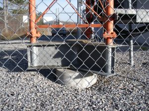 거의 모든 측면 지지대가 가이 와이어(지선)로 제공되는 모습을 보여주는 라디오 마스트 베이스