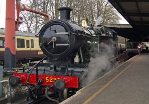 GWR 52xx 클래스의 증기 난방 호스를 보여주는 사진. 완충기 빔 위에 있는 호스는 진공 브레이크용이며, 숫자 아래와 사진 오른쪽의 호스는 증기 난방용이다.