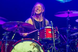 2016년 공연 중인 배리 커치