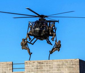 160 SOAR(A) MH-6M이 FRIS(고속 강하) 시스템을 갖추고 75 미 육군 레인저(Army Rangers) 팀을 근접전투(CQB) 훈련 중 건물 옥상에 투입하고 있다.