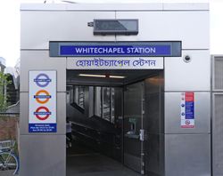 동런던의 화이트채플역 표지판(벵골어 음역 포함)