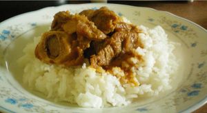 방글라데시 가정에서 밥과 함께 먹는 고기 커리는 흔한 요리이다.