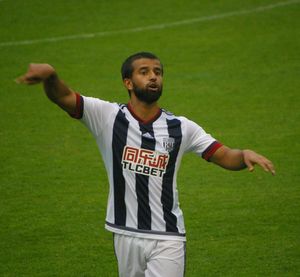 아딜 나비가 2015년 웨스트 브로미치 앨비언에서 뛰는 모습