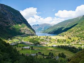 오를란스피오르 내부에 있는 플롬스달렌의 플롬