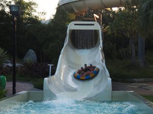 대만 Formosa Fun Coast의 가족 래프팅 워터 슬라이드
