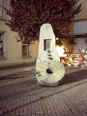 기근 기념 분수와 마을 이름의 유래를 상기시키는 연자맷돌