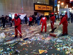축제 후 타임스 스퀘어에서 쓰레기를 치우는 노동자들