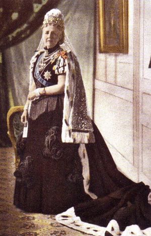 소피아 여왕의 공식 궁정 복 차림, 1900년경