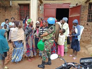 유엔 몬스코의 군사 개입 여단 소속 탄자니아 대대가 무장 단체의 공격으로부터 민간인을 보호하기 위한 협력을 증진하기 위해 지역 사회와 교류하면서 임무의 민간 인력을 호위하고 있다.