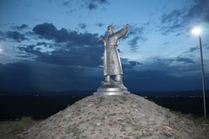 카다르치 기념비