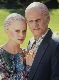 에이리언 네이션 텔레비전 시리즈 배우 에릭 피어포인트와 미셸 스카라벨리가 1994년에 적용된 머리 장식 메이크업을 착용하고 있다. 영화에서 사용된 것과 유사하다.