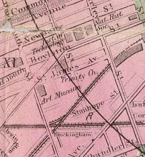 1888년 지도 세부 정보, 아트 스퀘어 및 주변 지역 표시. 웨스트 엔드 스트리트 철도 트롤리 노선이 헌팅턴 애비뉴(남서쪽), 클래런던 스트리트(북쪽), 보일스턴 스트리트(동쪽)에서 광장으로 들어오는 것을 보여준다.