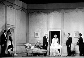 오리지널 브로드웨이 프로덕션 그랜드 호텔 (왼쪽부터): 헨리 헐, 윌리엄 넌, 유제니 레온토비치, 레스터 앨든, 라파엘라 오티아노 (1930).